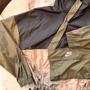 Nike women’s windbreaker